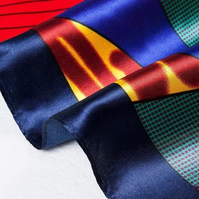 La boîte cadeau personnalisée de l' écharpe et de la lunette avec le design de mode de l' hôtel et du complexe.