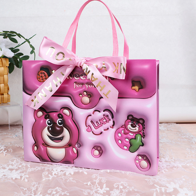 Cartoon unique Ours fraiseux enfants heureux Souvenir à main de bébé Idéal pour les collectionneurs