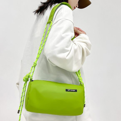 Sac à main neutre et polyvalent idéal pour les cadeaux d'anniversaire des employés