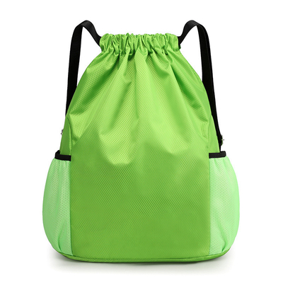 Un sac à dos sur mesure pour les diplômes et les activités de fitness.