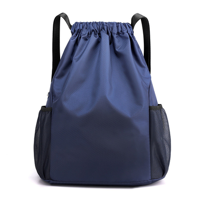 Un sac à dos sur mesure pour les diplômes et les activités de fitness.