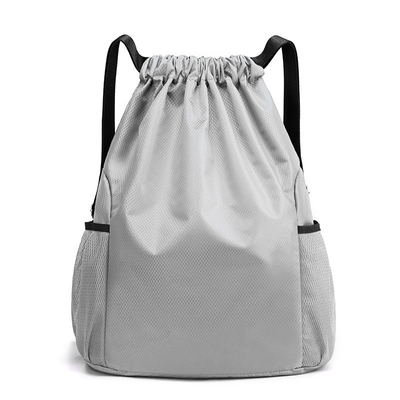 Un sac à dos sur mesure pour les diplômes et les activités de fitness.