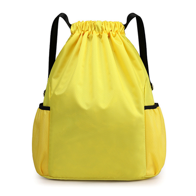 Un sac à dos sur mesure pour les diplômes et les activités de fitness.