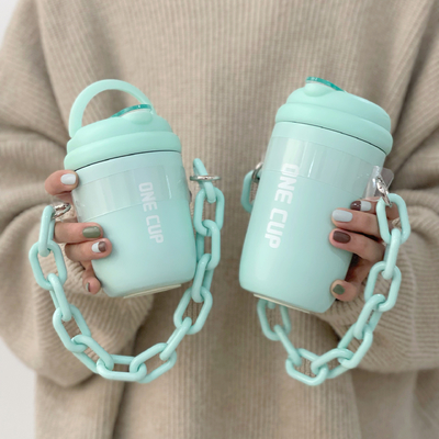 Logo personnalisé tasse à paille isolée esthétique chaîne portative tasse à eau pour cadeaux aux employés
