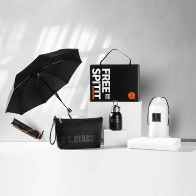 Four Piece Travel Set pour la fête des pères, avec parapluie, sac à main et serviette.