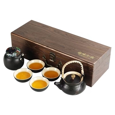 Des tasses de thé maison et des ensembles de thé de montagne en cadeau
