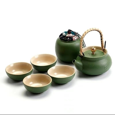 Des tasses de thé maison et des ensembles de thé de montagne en cadeau