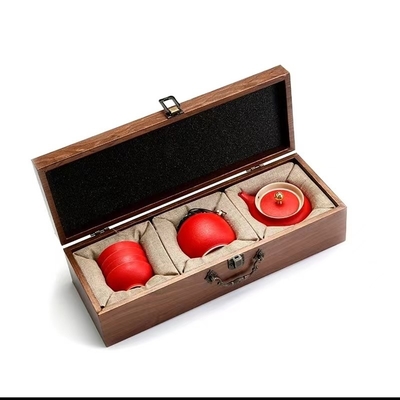Des tasses de thé maison et des ensembles de thé de montagne en cadeau