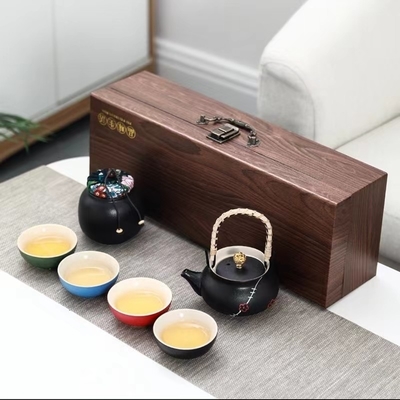 Des tasses de thé maison et des ensembles de thé de montagne en cadeau