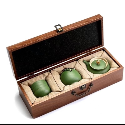 Des tasses de thé maison et des ensembles de thé de montagne en cadeau