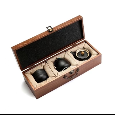 Des tasses de thé maison et des ensembles de thé de montagne en cadeau