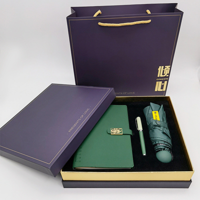 - Un ensemble de cadeaux chic pour les affaires, un cahier, un stylo, un parapluie pour les affaires.