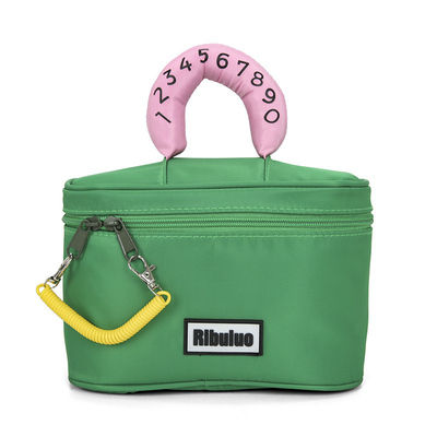 Un sac de maquillage en nylon imperméable à l'eau avec des couleurs contrastées