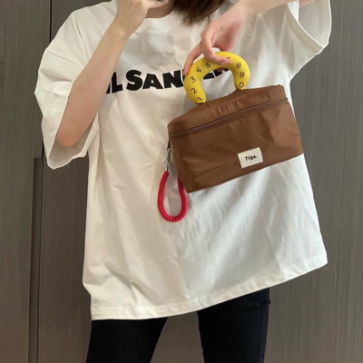 Un sac de maquillage en nylon imperméable à l'eau avec des couleurs contrastées