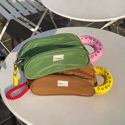 Un sac de maquillage en nylon imperméable à l'eau avec des couleurs contrastées