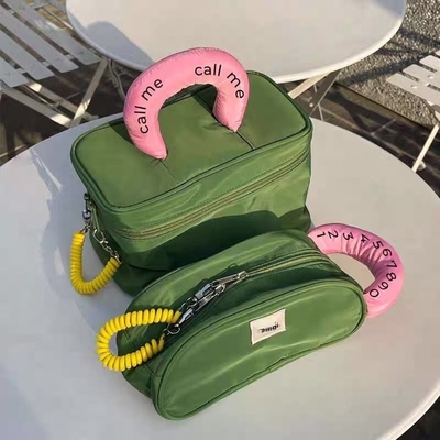 Un sac de maquillage en nylon imperméable à l'eau avec des couleurs contrastées