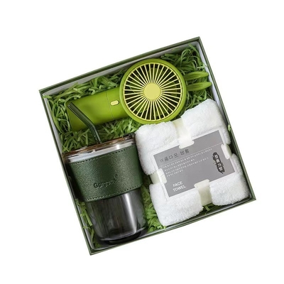 Coupe personnalisée avec logo et ensemble cadeau à la main parfait pour la réunion annuelle de l'agriculture à Noël