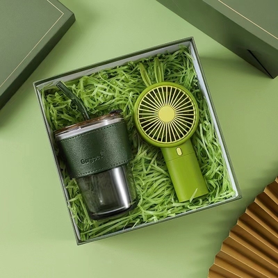 Coupe personnalisée avec logo et ensemble cadeau à la main parfait pour la réunion annuelle de l'agriculture à Noël