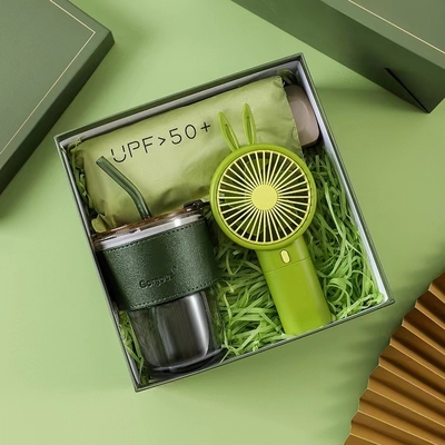 Coupe personnalisée avec logo et ensemble cadeau à la main parfait pour la réunion annuelle de l'agriculture à Noël