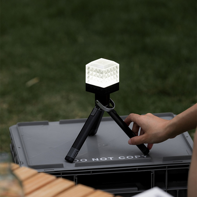 Lanterne de camping rétro avec lumière chaude et graphiques d'impression UV