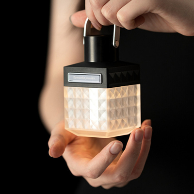 Lanterne de camping rétro avec lumière chaude et graphiques d'impression UV