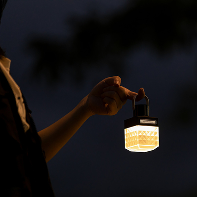 Lanterne de camping rétro avec lumière chaude et graphiques d'impression UV