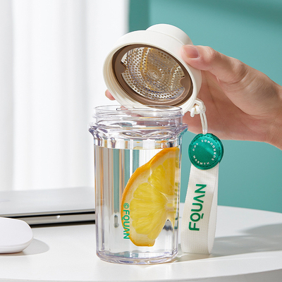 Nouveauté Cadeaux Portable Coupe en plastique 530 ml avec filtre et levage de corde en 1 impression couleur