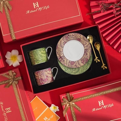 Faites une déclaration avec nos tasses de café imprimées UV Le complément parfait à votre cadeau de mariage