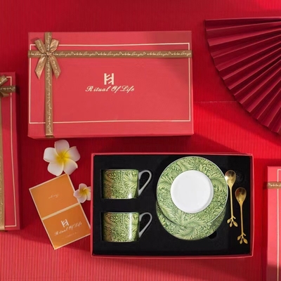 Faites une déclaration avec nos tasses de café imprimées UV Le complément parfait à votre cadeau de mariage
