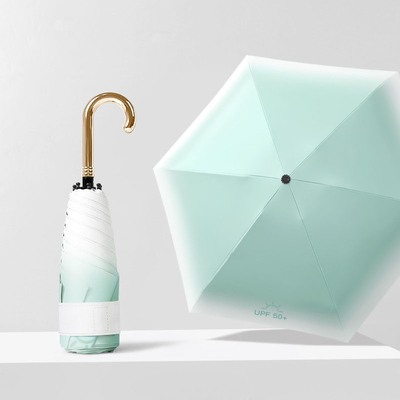 L'agence de voyages recommande un parapluie solaire à cinq couches de colle noire pour la protection solaire
