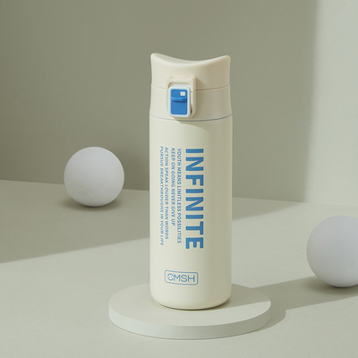 Essentiel pour les employés des hôtels et centres de villégiature Une tasse d'eau isolée à la mode