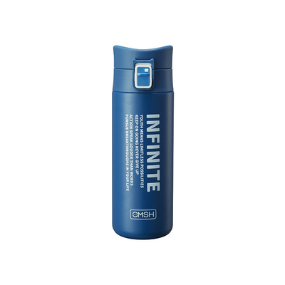 Essentiel pour les employés des hôtels et centres de villégiature Une tasse d'eau isolée à la mode