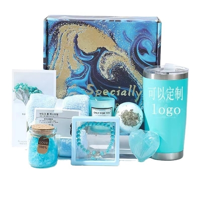 Ensemble cadeau à main avec bougie d'aromathérapie et boule de bain