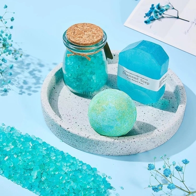 Ensemble cadeau à main avec bougie d'aromathérapie et boule de bain