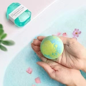 Ensemble cadeau à main avec bougie d'aromathérapie et boule de bain
