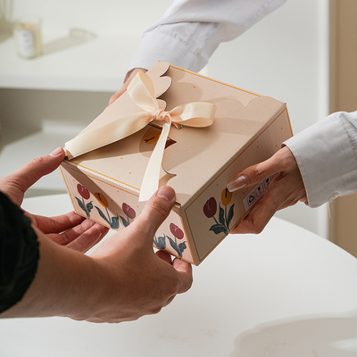 Cadeau de la fête des mères Set de tasses et de assiettes à la tulipe dessinées à la main avec une grande valeur esthétique