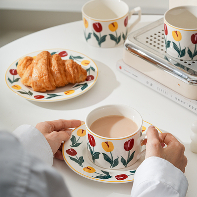 Cadeau de la fête des mères Set de tasses et de assiettes à la tulipe dessinées à la main avec une grande valeur esthétique