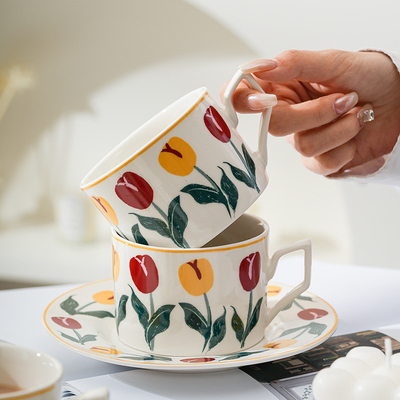 Cadeau de la fête des mères Set de tasses et de assiettes à la tulipe dessinées à la main avec une grande valeur esthétique