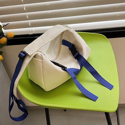 Un sac à main personnalisé à la mode et à la mode pour le retour à l'école ou la remise des diplômes