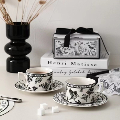 Ajoutez une touche de couleur à vos cadeaux avec ce set de tasses et assiettes de style français rétro