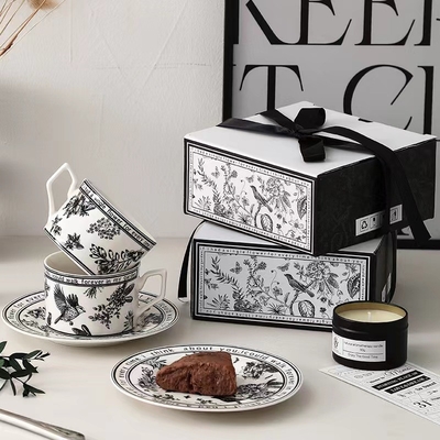 Ajoutez une touche de couleur à vos cadeaux avec ce set de tasses et assiettes de style français rétro