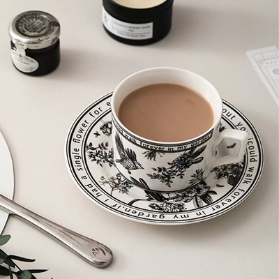 Ajoutez une touche de couleur à vos cadeaux avec ce set de tasses et assiettes de style français rétro