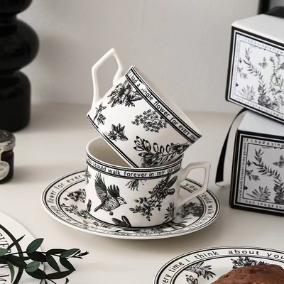 Ajoutez une touche de couleur à vos cadeaux avec ce set de tasses et assiettes de style français rétro