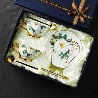 Set de tasse à café européenne en porcelaine osseuse en tasse à thé en fleurs en céramique pour les scénarios d'utilisation chic