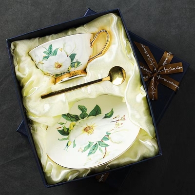 Set de tasse à café européenne en porcelaine osseuse en tasse à thé en fleurs en céramique pour les scénarios d'utilisation chic