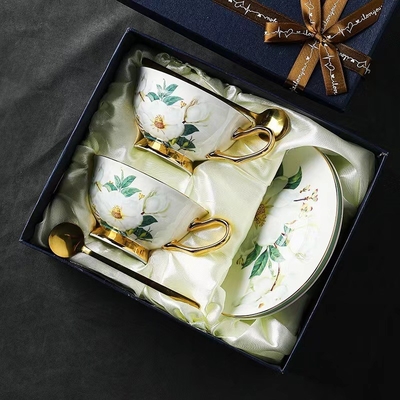 Set de tasse à café européenne en porcelaine osseuse en tasse à thé en fleurs en céramique pour les scénarios d'utilisation chic