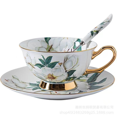 Set de tasse à café européenne en porcelaine osseuse en tasse à thé en fleurs en céramique pour les scénarios d'utilisation chic