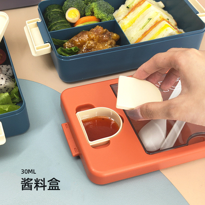 Un employé de l'agriculture offre une boîte à micro-ondes japonaise avec une valeur esthétique élevée