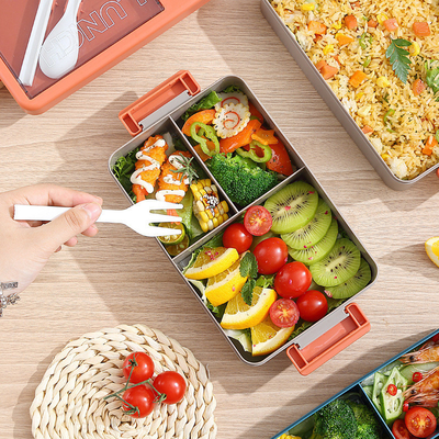 Un employé de l'agriculture offre une boîte à micro-ondes japonaise avec une valeur esthétique élevée