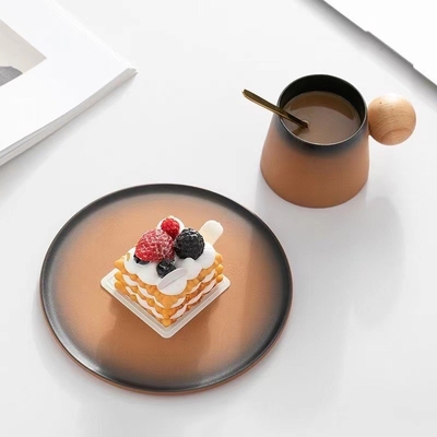 Augmentez votre entreprise avec le logo de la société de cadeaux de tasse cadeau à la main à la célébration de l'anniversaire